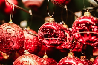 shallow focus photography of red baubles