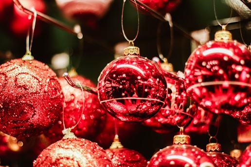 shallow focus photography of red baubles