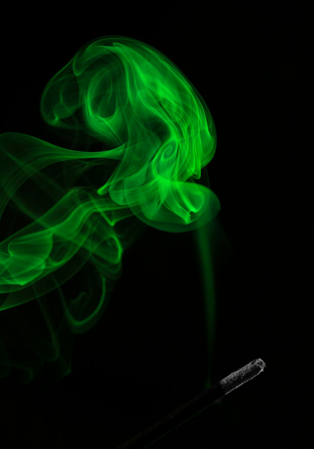fumaça verde na luz fraca