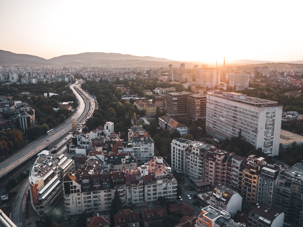 Vista aérea del paisaje urbano cerca de la carretera durante el día