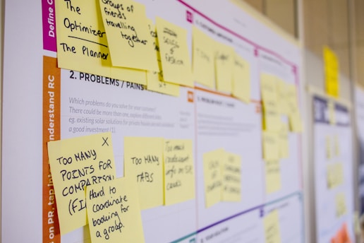 post-its fixados em quadro