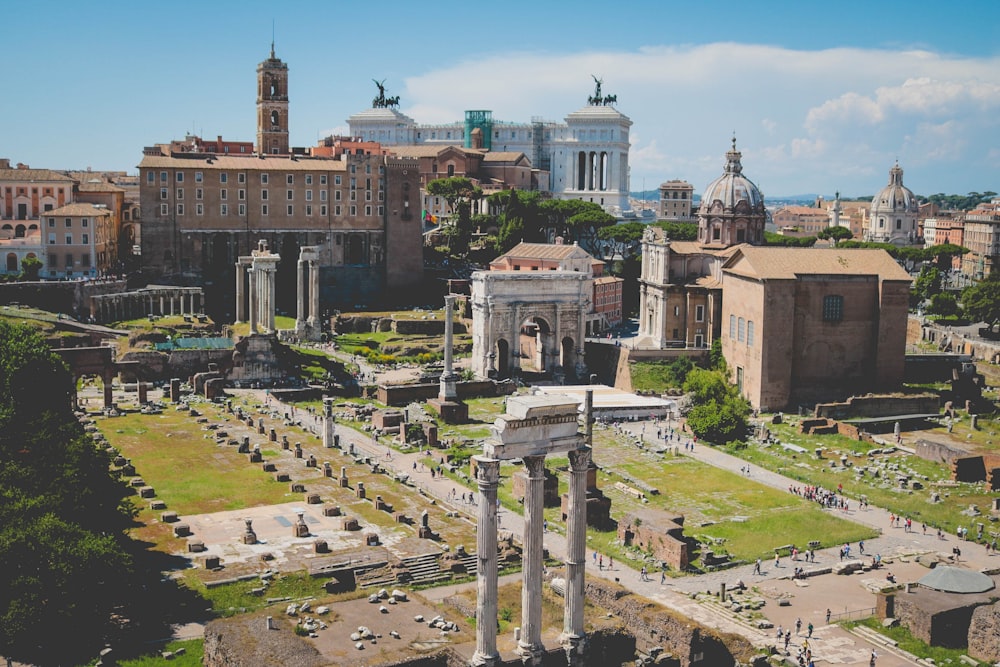 Veduta aerea dell'edificio sotto il cielo blu durante il giorno