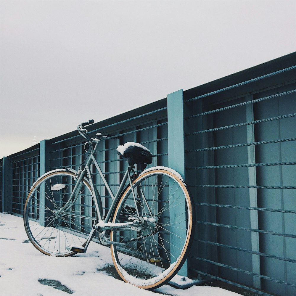 grey beach cruiser bicycle