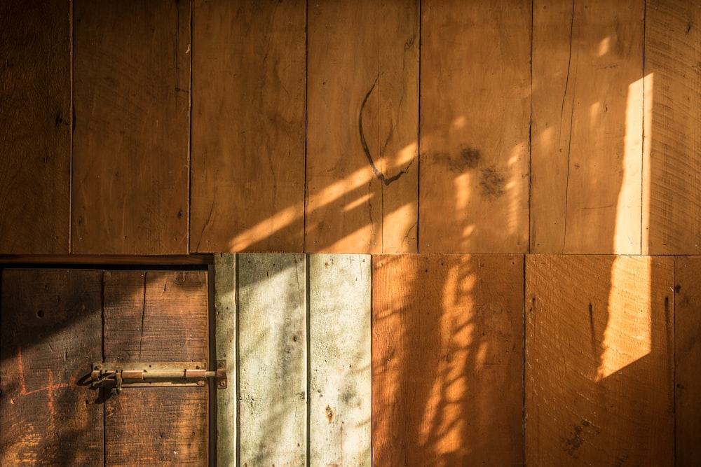 mur en bois brun