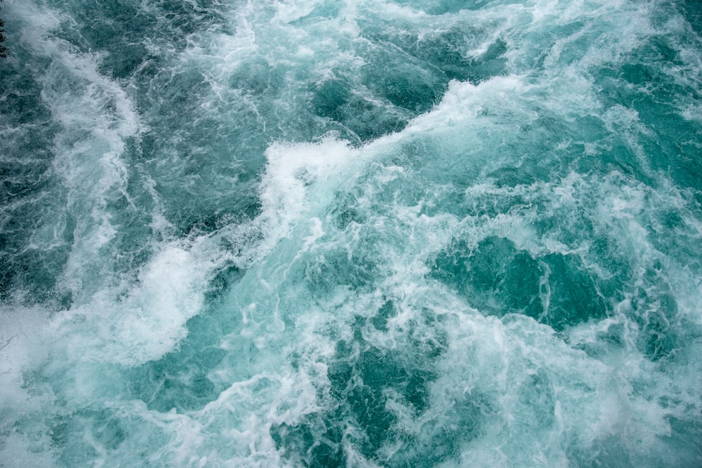 Olas verdes del océano durante el día