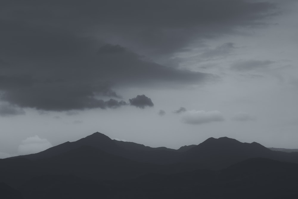 photographie de silhouette de montagne pendant la journée