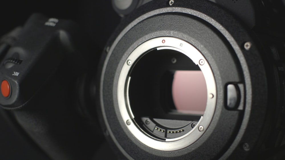 Nahaufnahme des schwarzen und grauen DSLR-Kameragehäuses