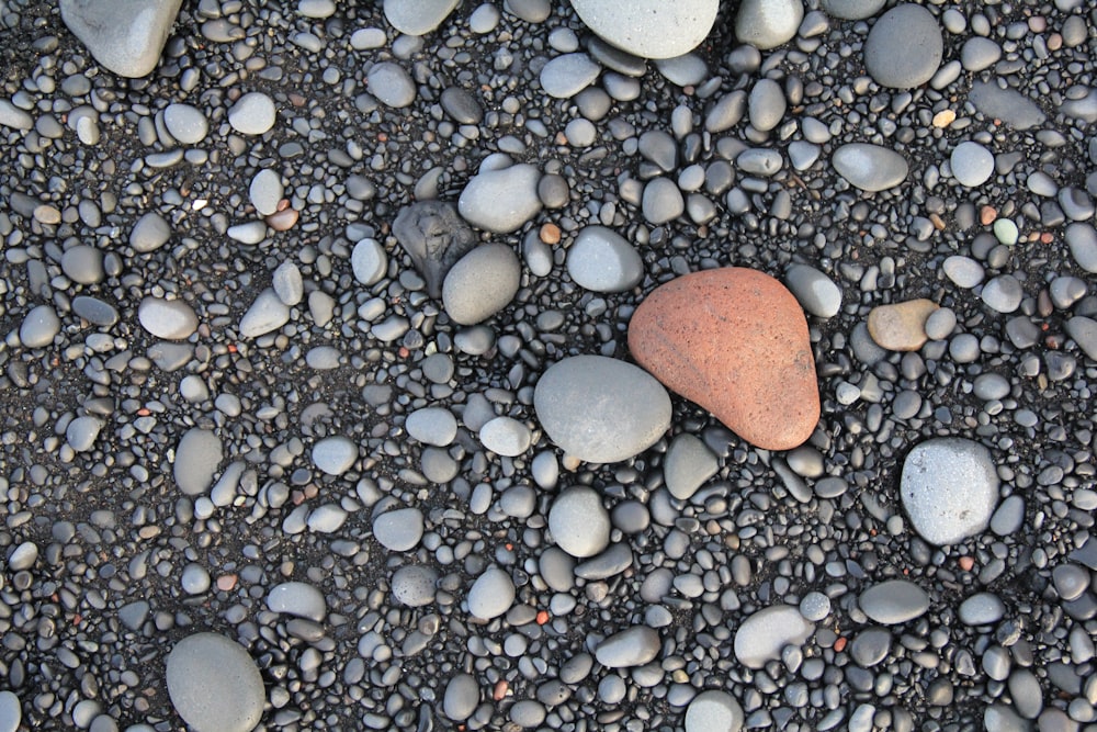 灰色の小石のフラットレイ写真