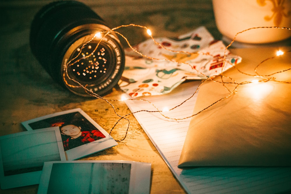 Fotografía con poca luz de guirnaldas de luces cerca de la lente de la cámara