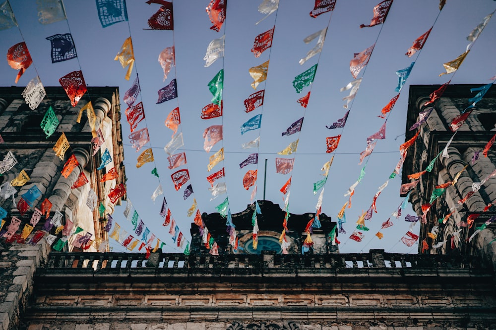 Photo en contre-plongée du temple