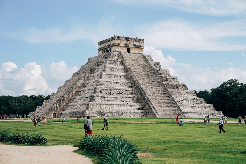 grupo de pessoas em pé orelha templo cinza