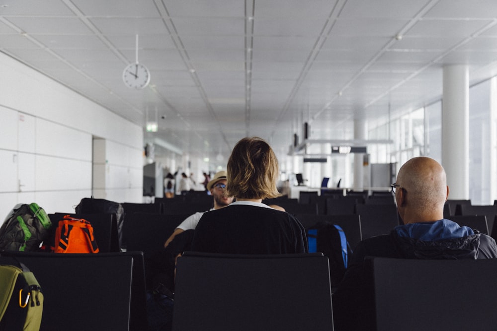 Personas sentadas en el aeropuerto