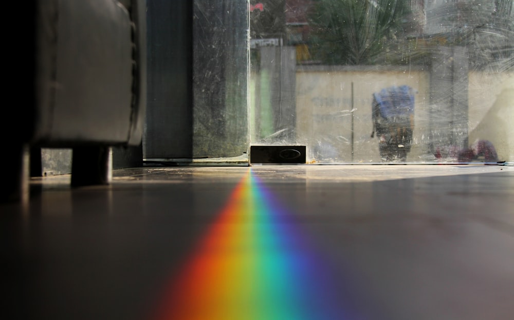 foto ravvicinata della luce dell'arcobaleno di riflesso del vetro