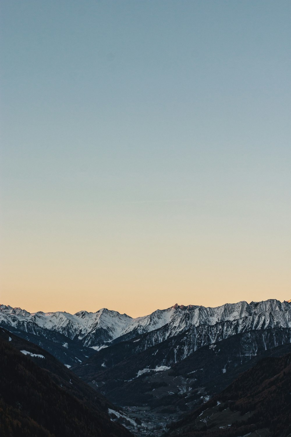 montagne innevate sotto il cielo blu durante il giorno