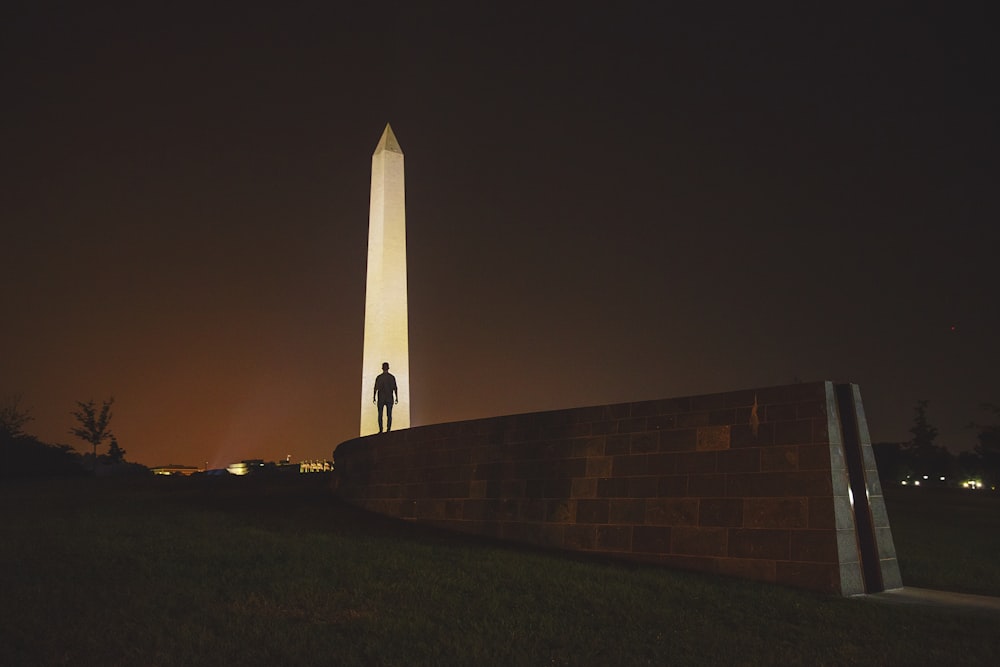 uomo in piedi davanti all'obelisco in Egitto