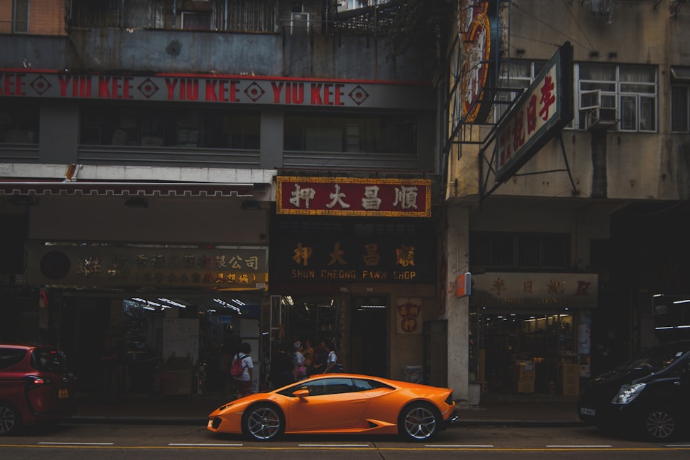 Lamborghini laranja Aventador estacionado em frente a restaurante