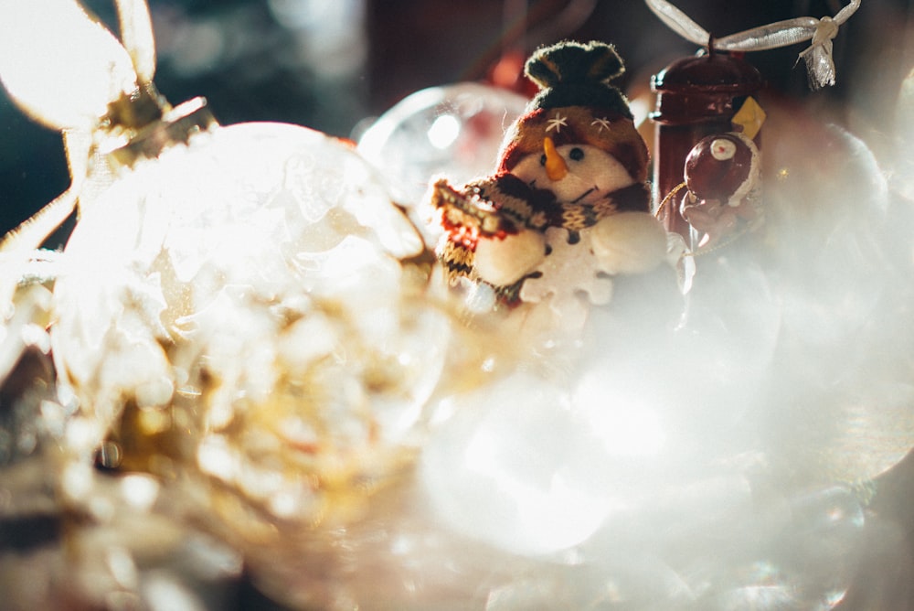 shallow focus photography of white snowman figurine