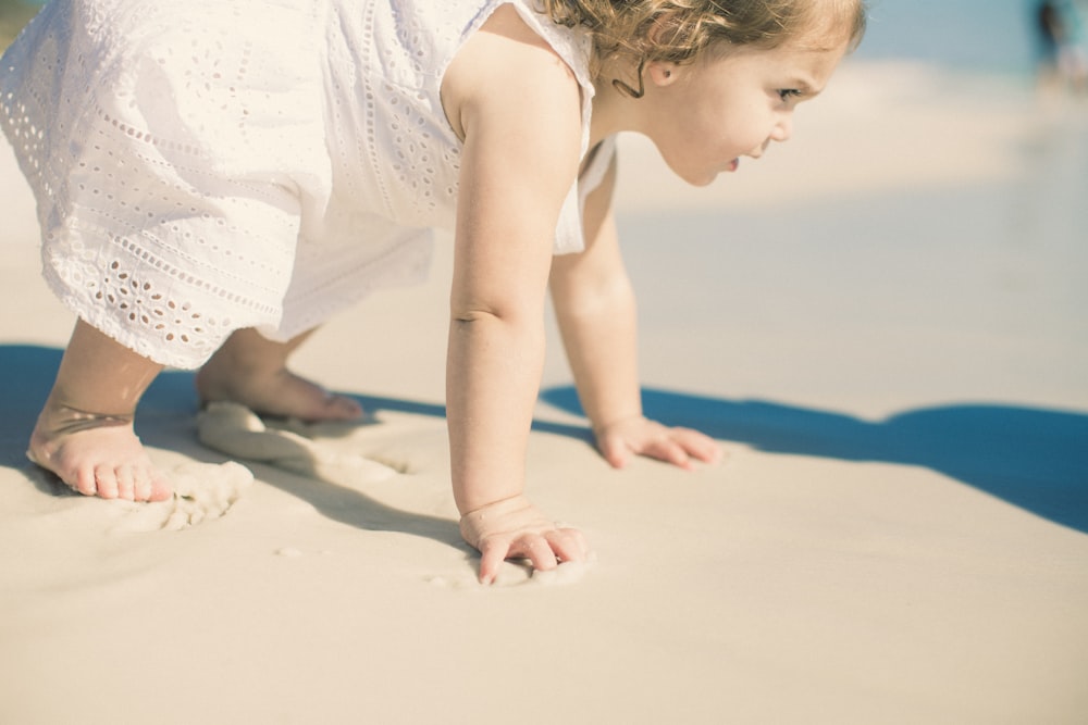 enfant en bas âge jouant sur le bord de la mer