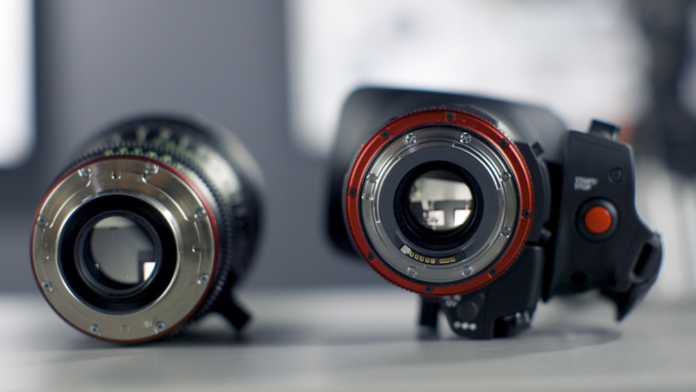Flachfokusfotografie einer schwarzen DSLR-Kamera mit Objektiv