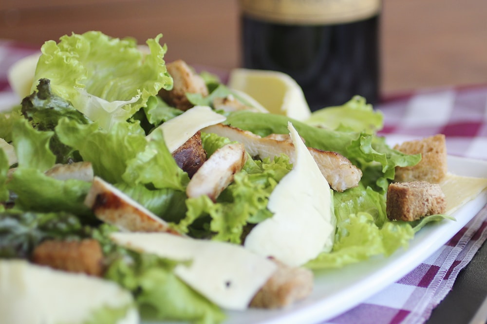 Fleisch mit Salat auf weißem Keramikteller