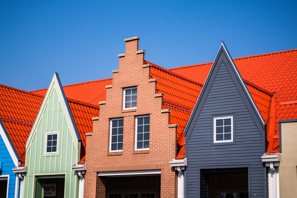 Casa pintada de naranja, gris y verde azulado