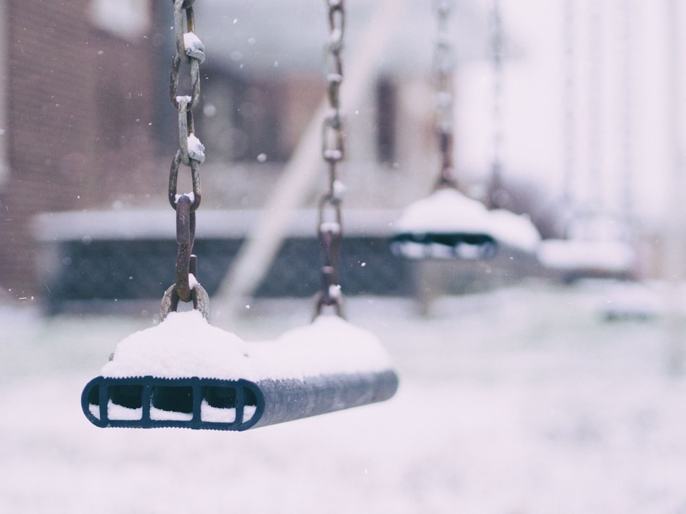 Schaukel mit Schnee überzogen