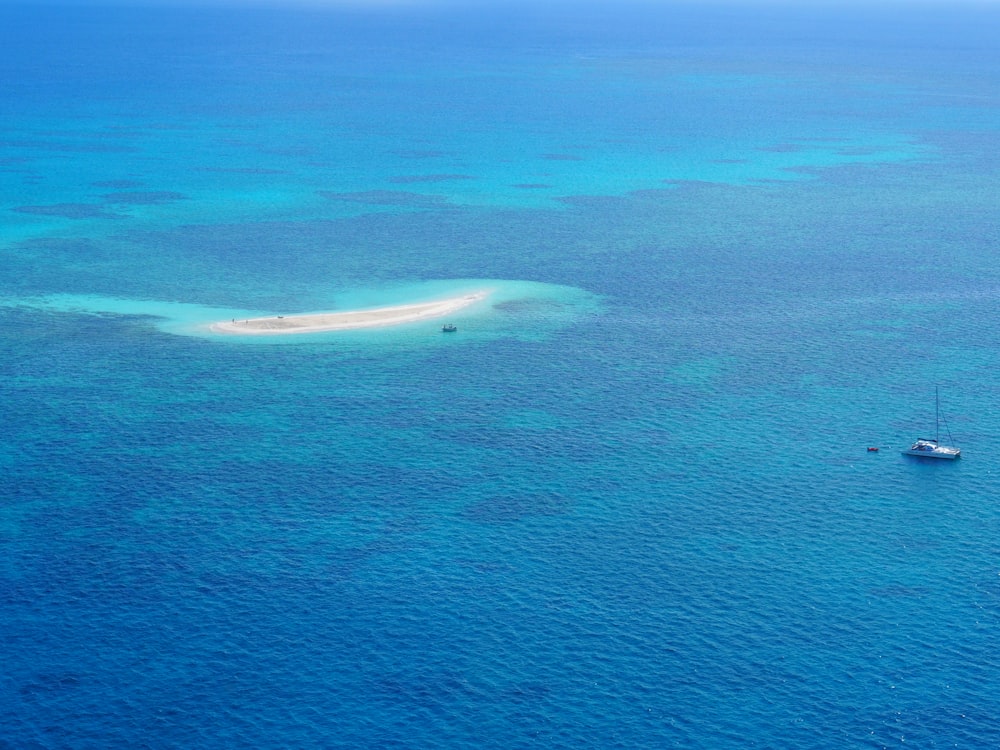Fotografia de alto ângulo do barco perto da ilha