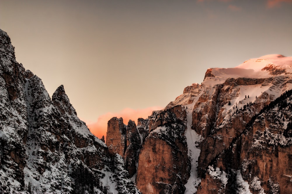 Photographie aérienne de montagne