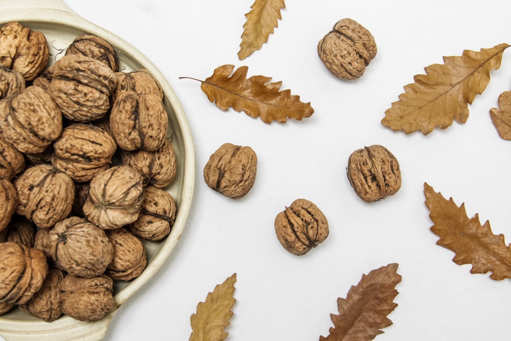 nueces marrones en cuenco de cerámica beige