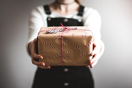5 მშვენიერი საჩუქრები ჯენტლმენი ქალებიდან უნდა მიიღონ