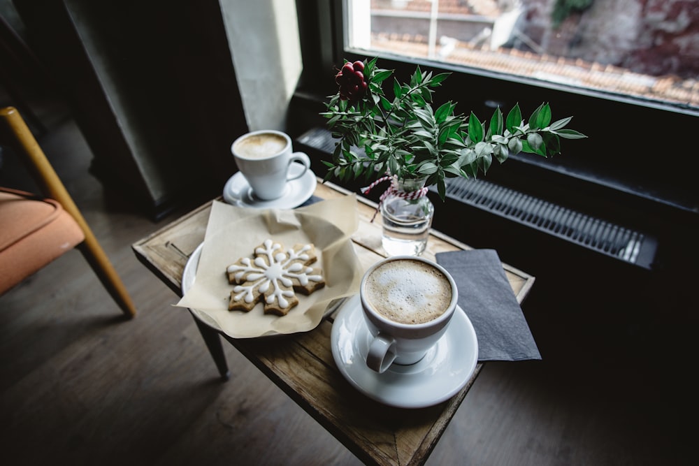 Dos tazas de café en una mesa de centro de madera marrón Ventana de vidrio besie