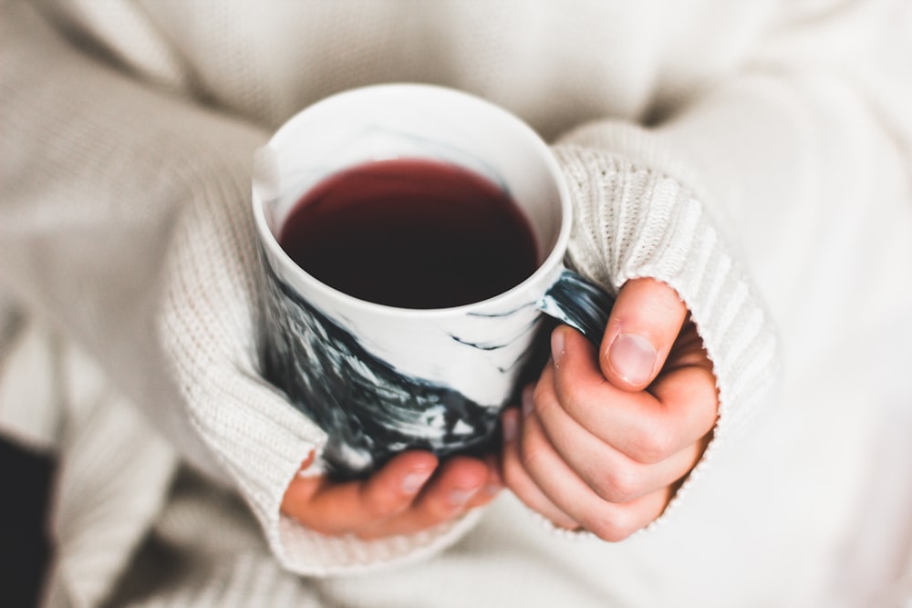 コーヒーカップを持っている人