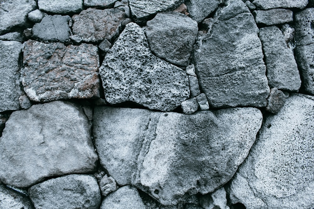 Un primer plano de una pared de roca hecha de rocas