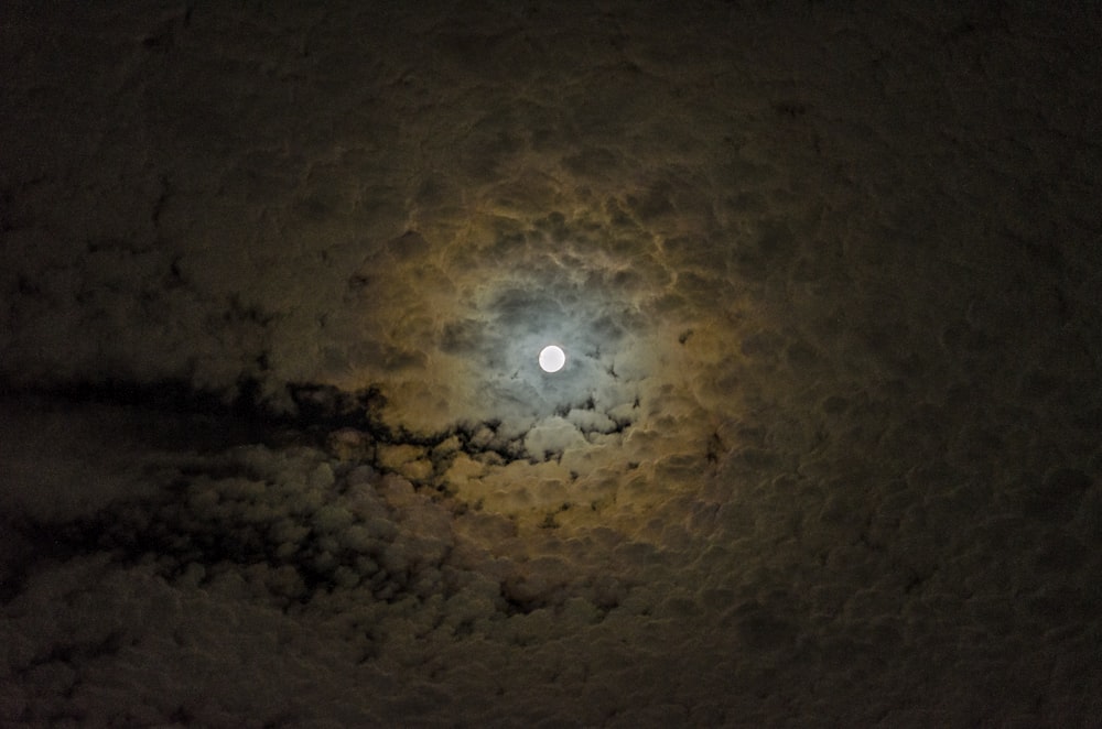 구름으로 뒤덮인 달