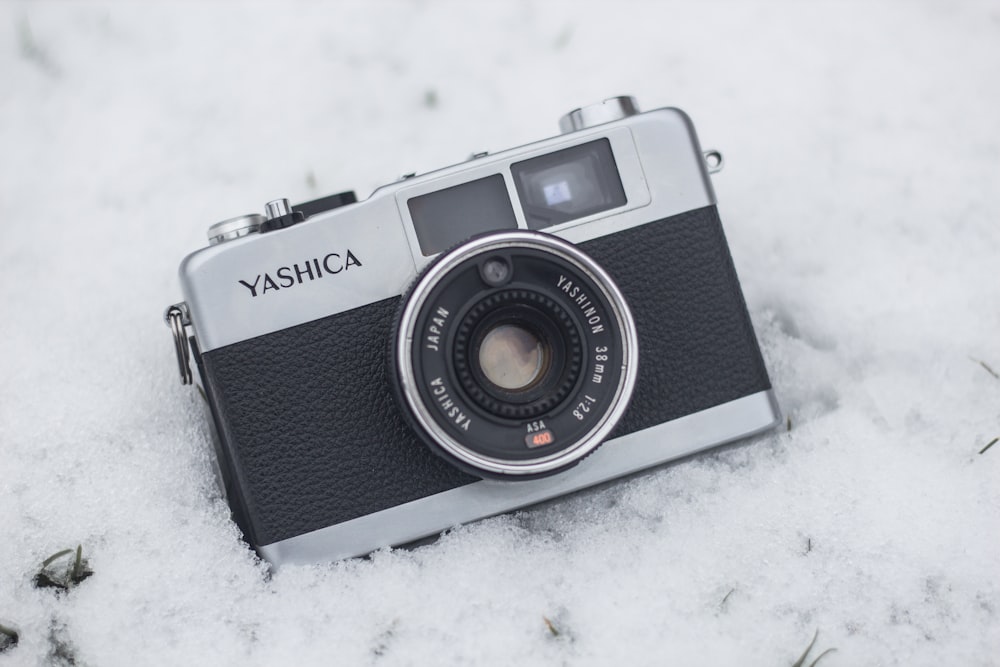 câmera Yashica cinza e preto na neve