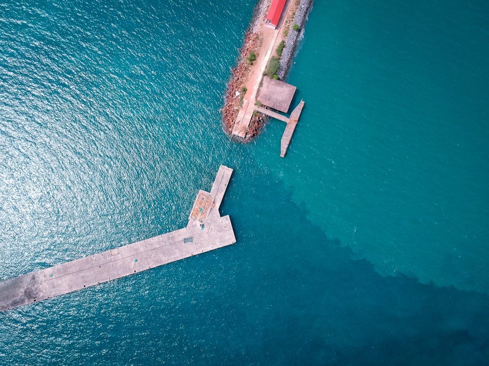 Luftaufnahmen auf grauem Deck auf dem Wasser