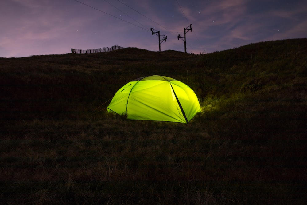 낮에는 푸른 잔디로 둘러싸인 밝은 녹색 돔 텐트