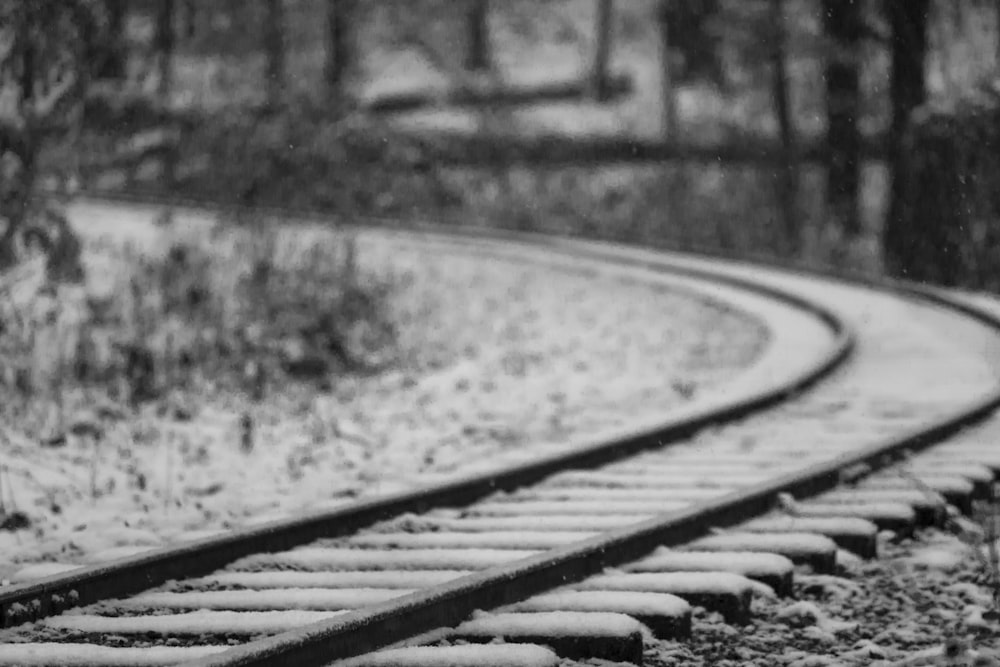 눈으로 덮인 검은 금속 철도의 선택적 초점 사진