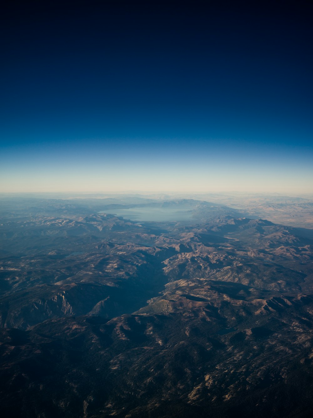 Fotografía satelital de las Montañas Rocosas cerca del lago