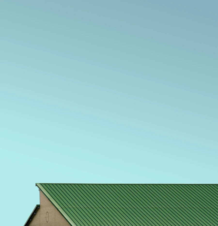 Maison neuve avec une couverture soignée sous un ciel bleu
