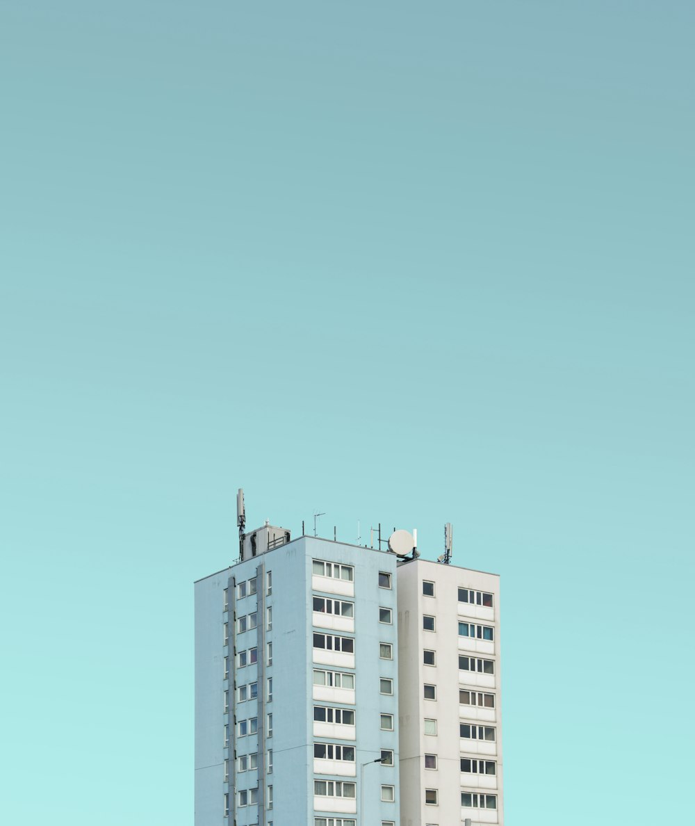 맑은 하늘 아래 흰색으로 칠해진 고층 건물
