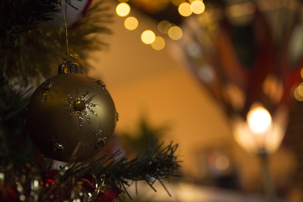 Tilt-Shift-Objektivfoto einer goldenen Weihnachtskugel