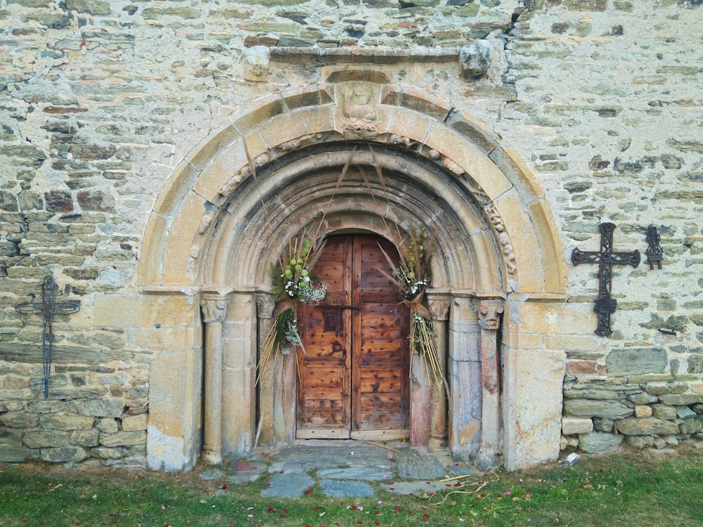 Puerta de arco con decoración floral