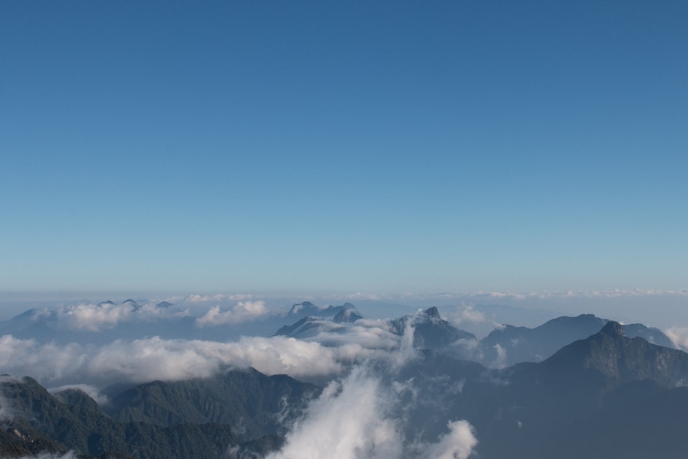 雲海のある山の航空写真