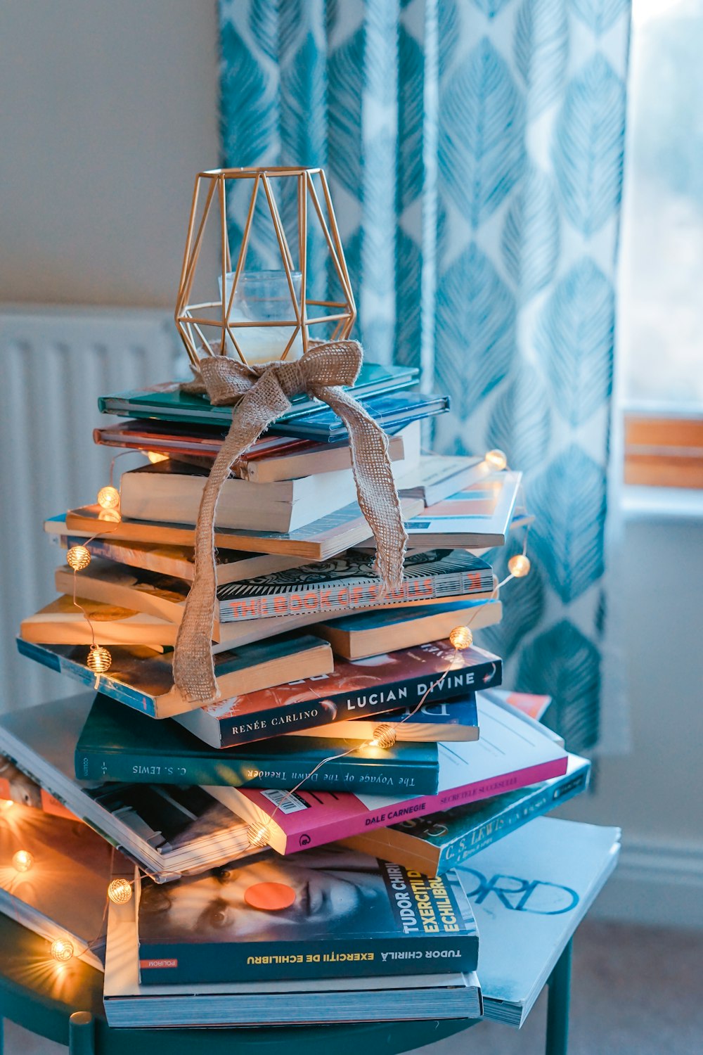 brauner Kerzenhalter mit Holzrahmen auf Büchern