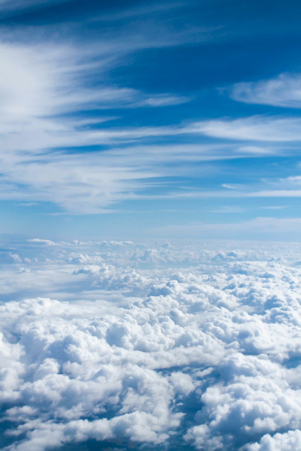 Foto des blauen Himmels über der Wolke