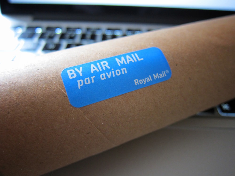 Pegatina de correo aéreo azul sobre superficie marrón