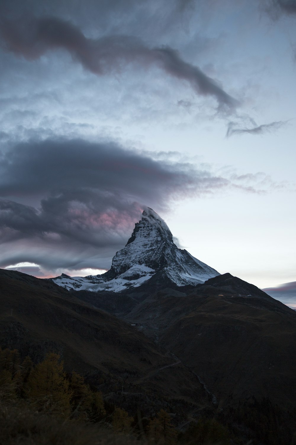 fotografia de baixo ângulo da montanha