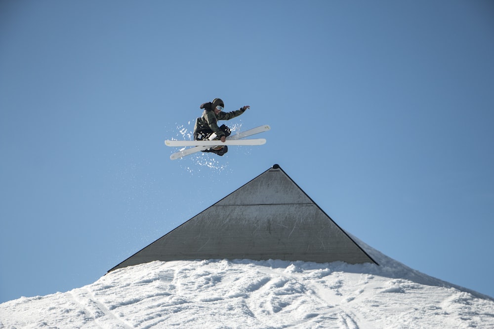 Person, die tagsüber Ski spielt