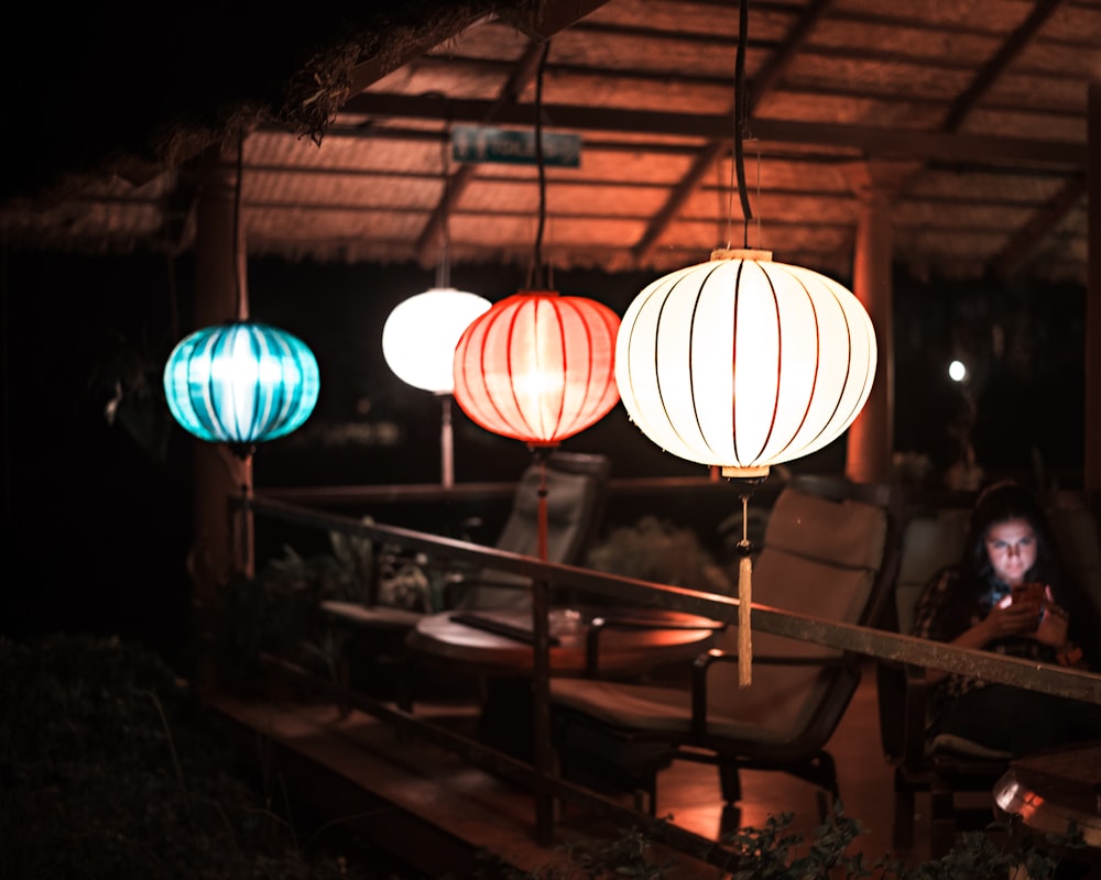 Cuatro lámparas colgantes durante la noche